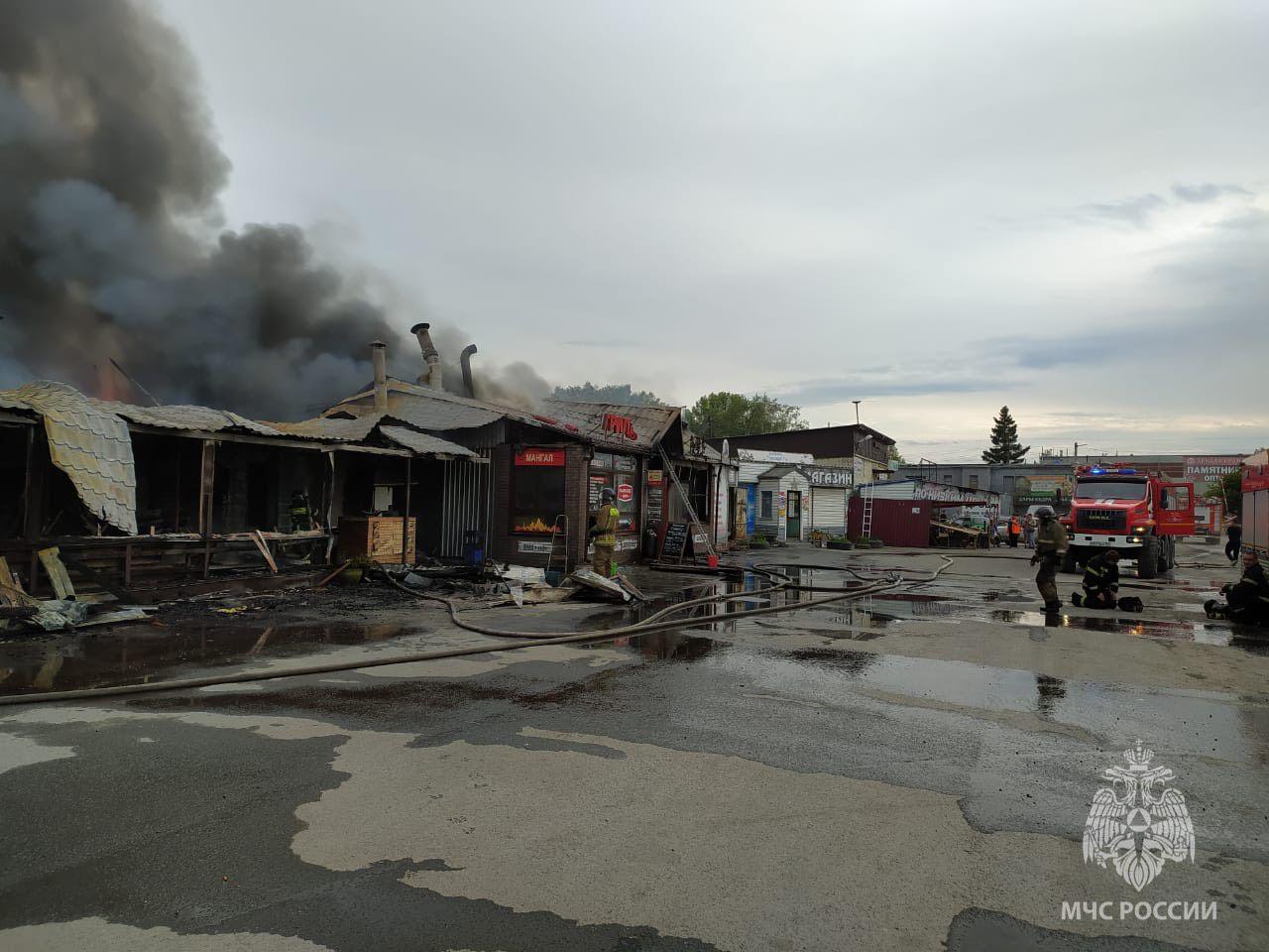 Фото В Калининском районе Новосибирска сгорели два кафе, магазин и пристройка 2